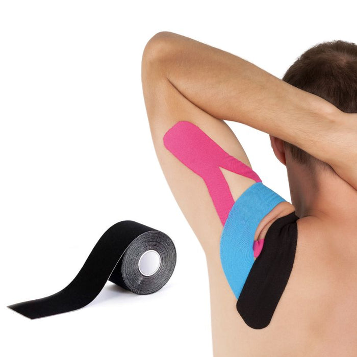 Sort kinesiologitape på rulle ved skulder med farvet tape