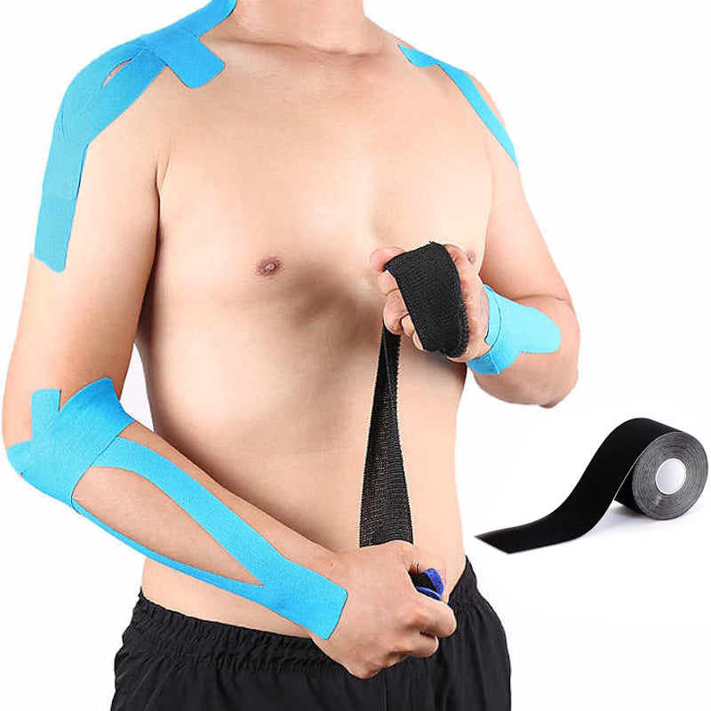 Person med blå kinesiologitape på arm og skulder holder sort tape