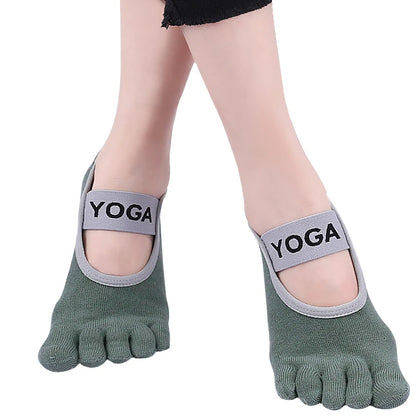Grønne tåstrømper med grå yogarem på fødderne
