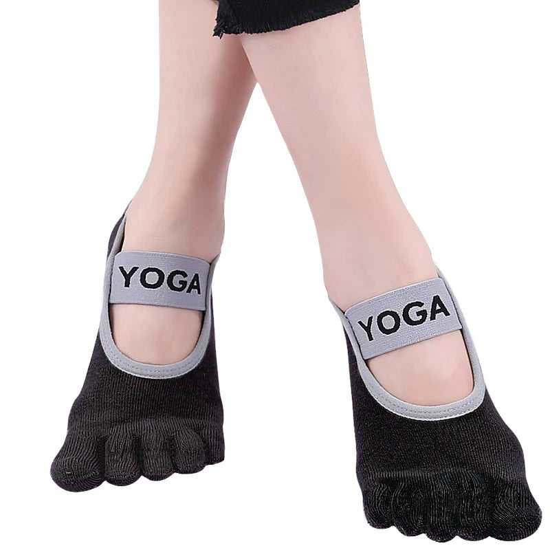 Sorte tåstrømper med grå YOGA-rem på fødderne