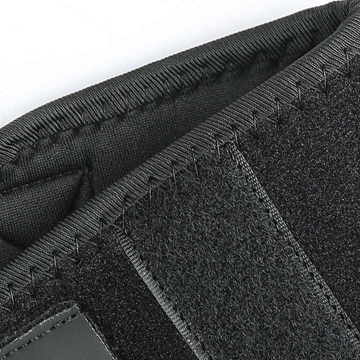 Sort knæstøtte med velcrostropper og synlige syninger tæt på