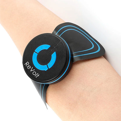 ReVolt TENS/EMS massageapparat med sort elektrodeplade placeret på underarm