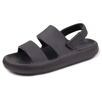 Sort børnesandal med to remme og hælrem på hvid baggrund