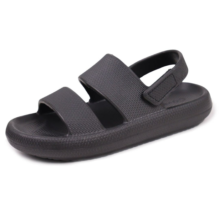 Sort børnesandal med to remme og hælrem på hvid baggrund