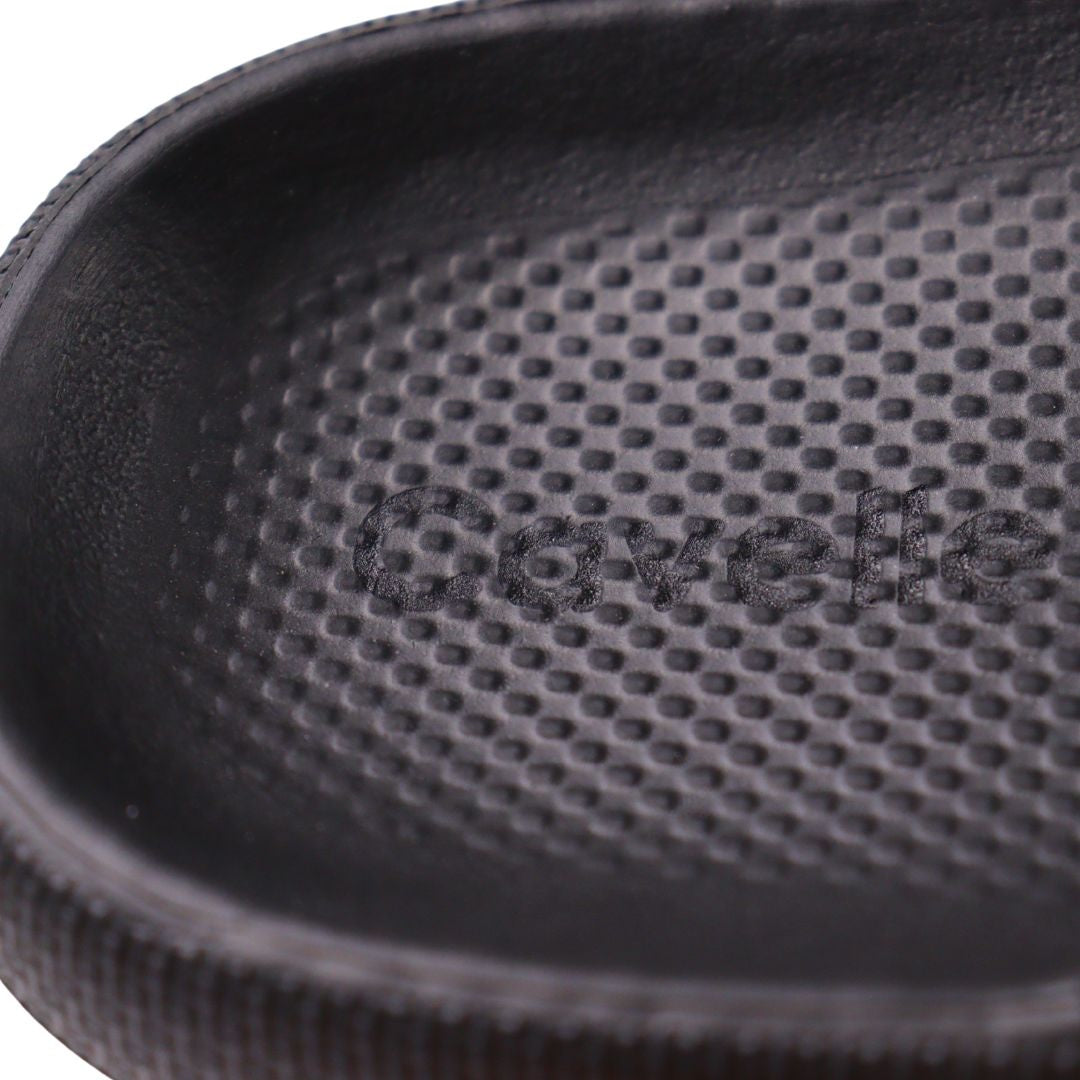 Sort børnesandal med struktureret indersål og præget Cavalet-logo