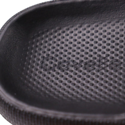Sort børnesandal med struktureret indersål og præget Cavalet-logo