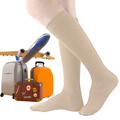 Beige kompressionsstrømper på ben med fly og kufferter i baggrunden