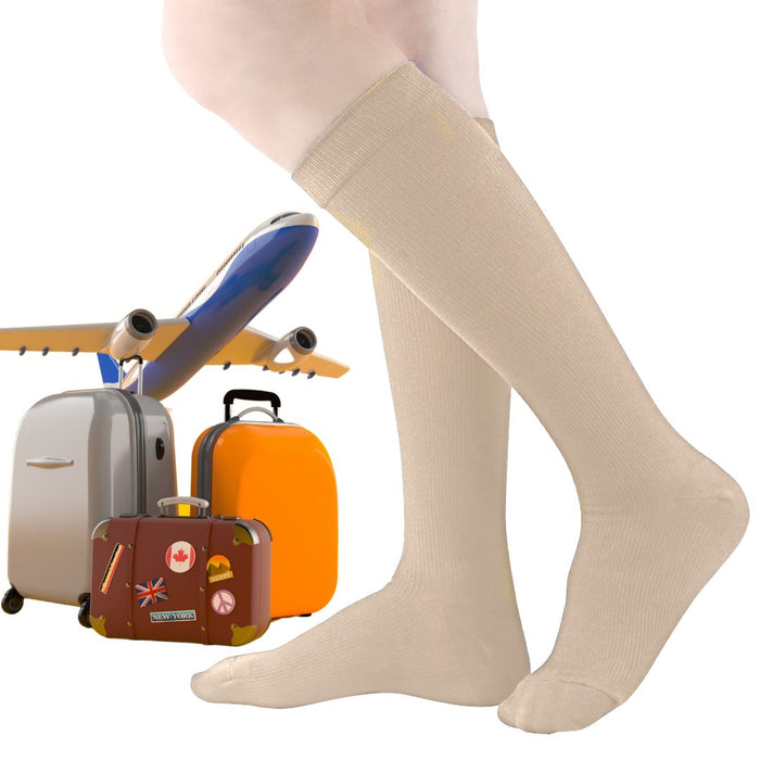 Beige kompressionsstrømper på ben med fly og kufferter i baggrunden