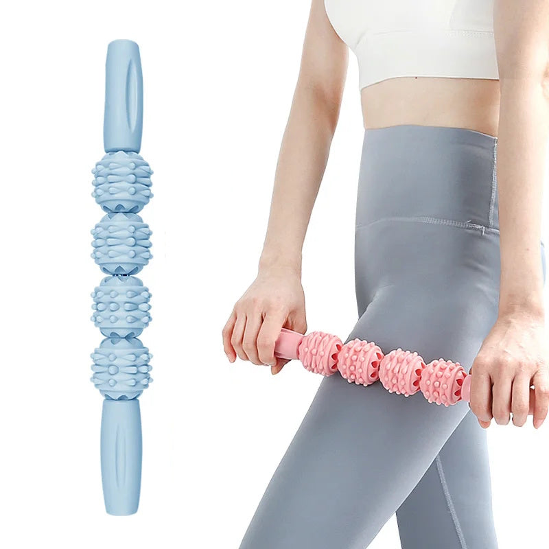 Blå massagerulle med håndtag og noprede ruller, samt pink rulle i brug