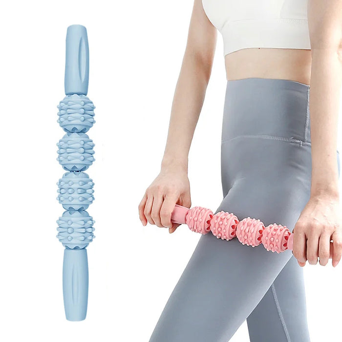 Blå massagerulle med håndtag og noprede ruller, samt pink rulle i brug