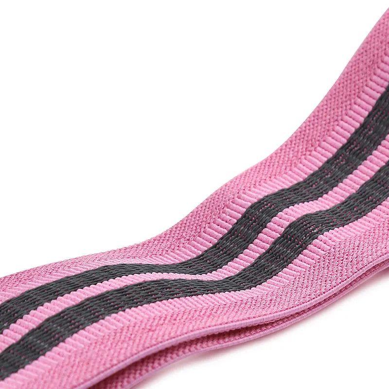 Lyserødt træningsband med sorte striber i tæt vævet materiale