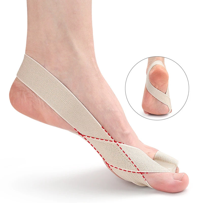 Beige hallux valgus-bandage med tåseparator på fod i sidevisning