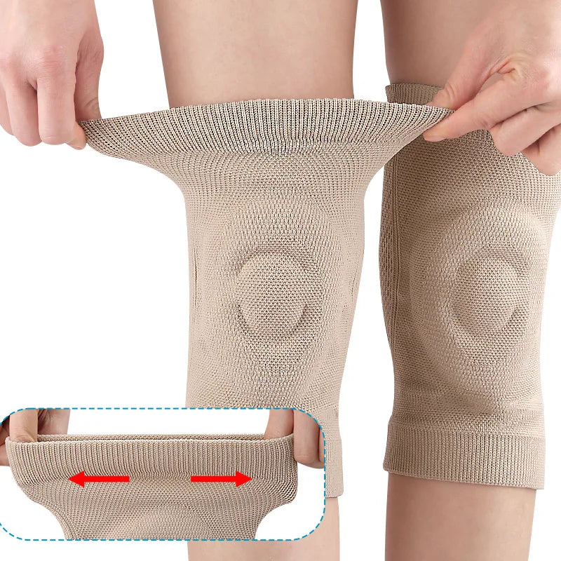 Beige knæstøtter med elastisk kant, vist på ben og strakt ud