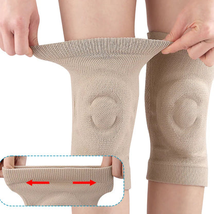 Beige knæstøtter med elastisk kant, vist på ben og strakt ud