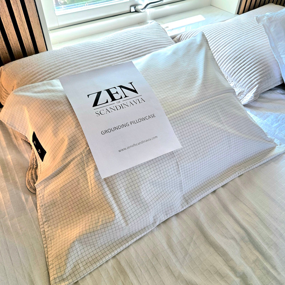 Jordningspudebetræk med diskret ternet mønster og Zen of Scandinavia-label på seng