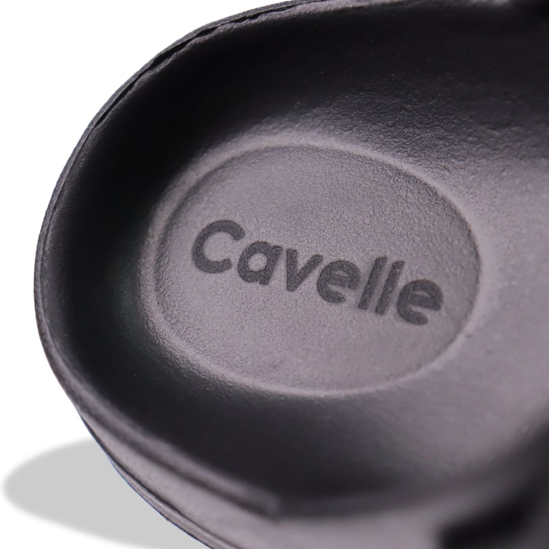 Sort dameslipper med Cavelle-logo præget i indersålen