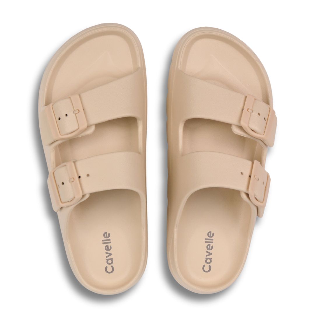 Beige dameslippers med to remme og spænder set ovenfra