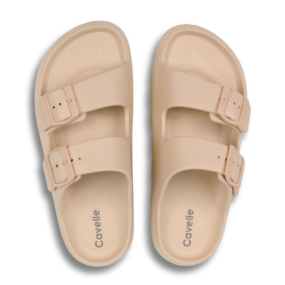 Beige dameslippers med to remme og spænder set ovenfra