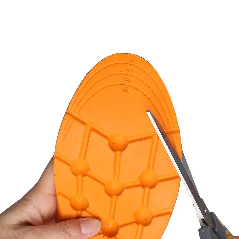 Orange skoinlæg med massageknopper og klippelinjer klippes til med saks