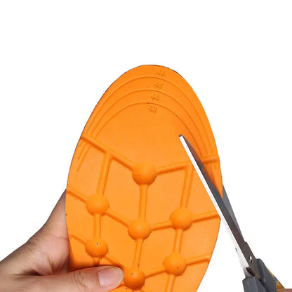 Orange skoinlæg med massageknopper og klippelinjer klippes til med saks