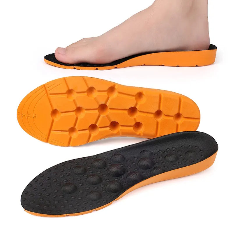 Orange og sorte helsåler med massageknopper, vist under en fod