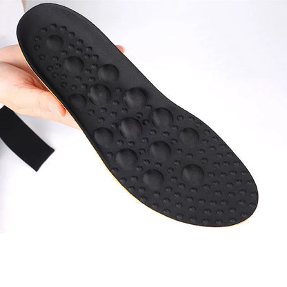Sort helsål med runde massageknopper holdt i hånden