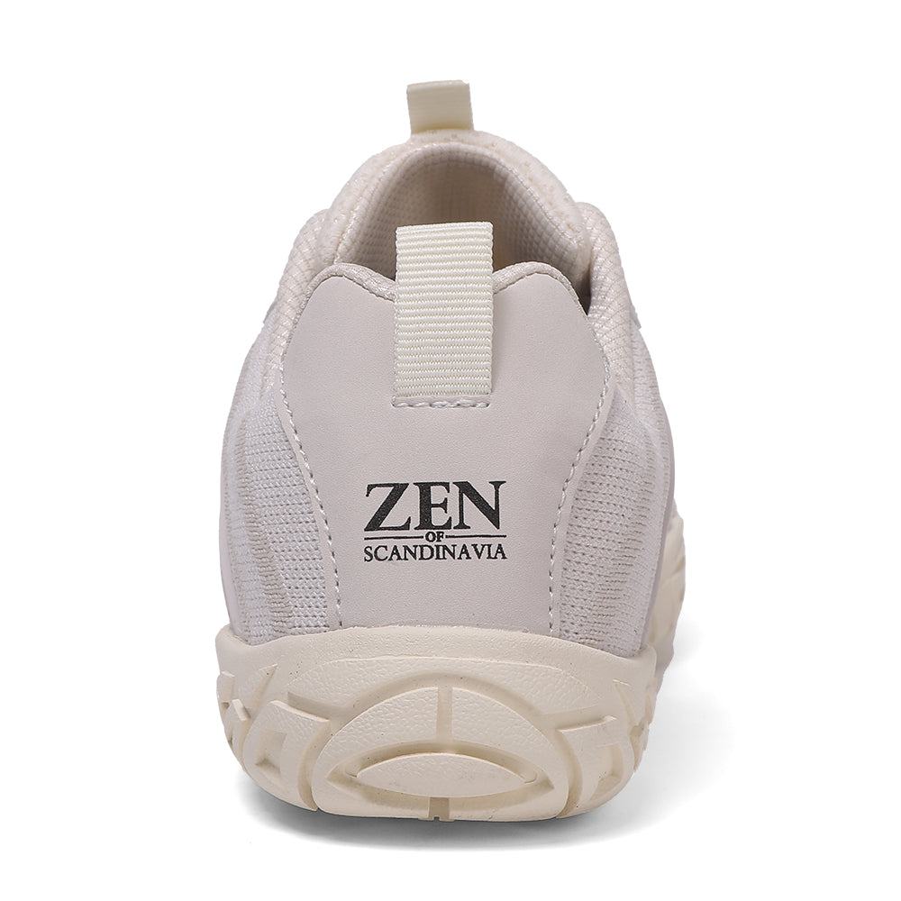 Beige barfodssko set bagfra med Zen of Scandinavia-logo og kraftig sål