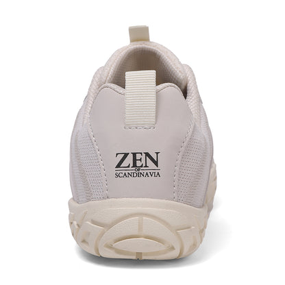 Beige barfodssko set bagfra med Zen of Scandinavia-logo og kraftig sål