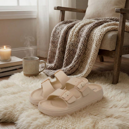 Beige Cushy-tøfler med spænder på blødt tæppe