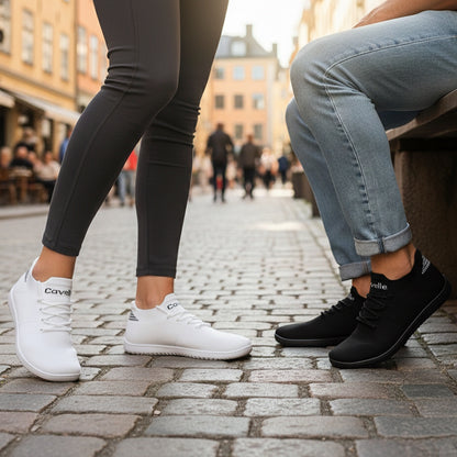 Sorte og hvide barfodssko på brostensbelagt bygade